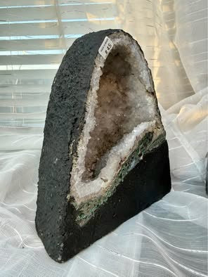 Quartz Geode Cathedral Display – Natural Stone Decor