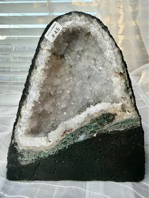 Quartz Geode Cathedral Display – Natural Stone Decor