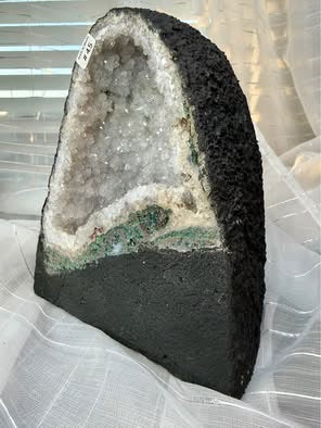 Quartz Geode Cathedral Display – Natural Stone Decor